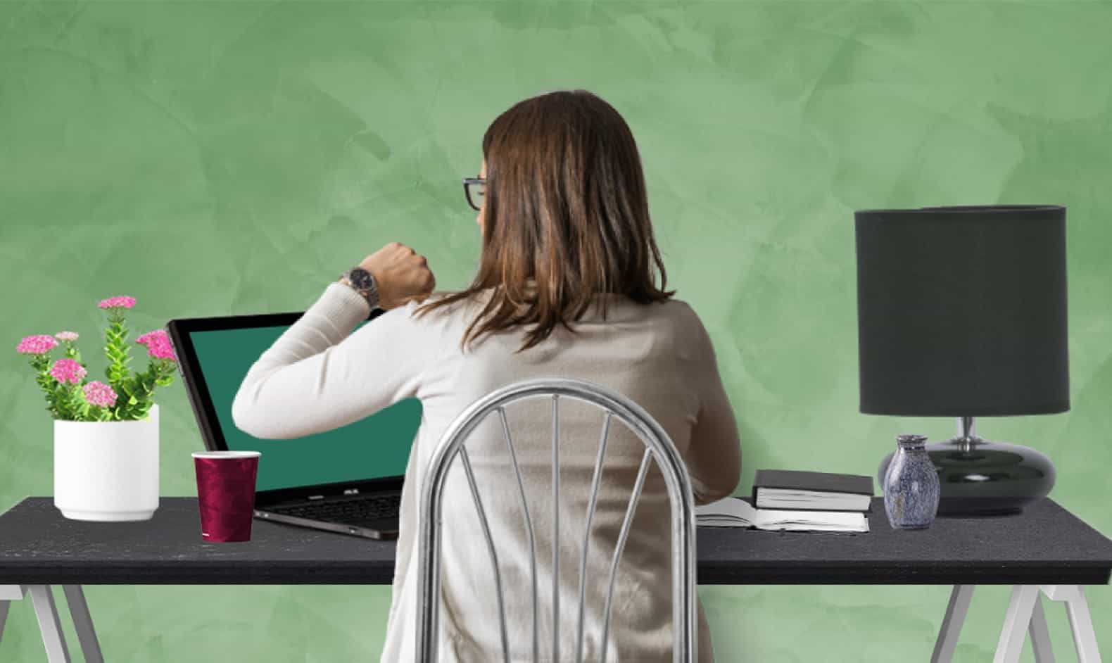 Kuva naisesta tekemässä töitä tietokoneen edessä